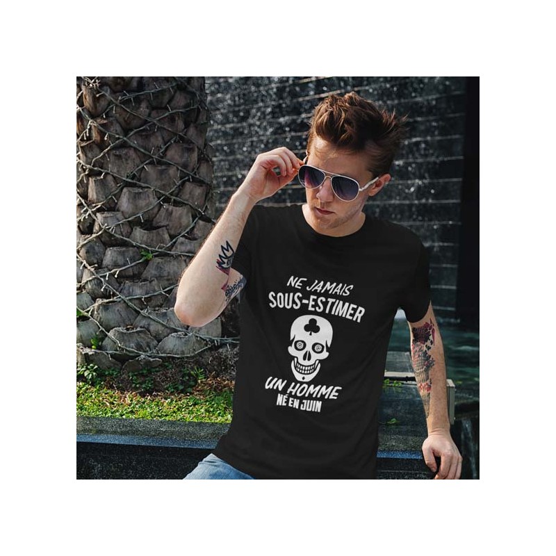 T shirt Jamais sous-estimer un homme né en mois à personnaliser