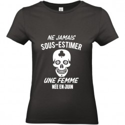 T shirt femme jamais sous-estimer une femme née en mois à personnaliser